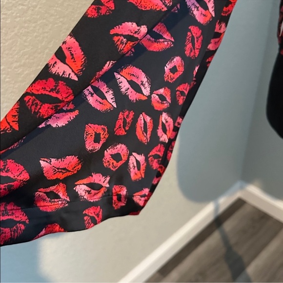BOLD elements Black and Red Lip Print Blouse NEW - Picture 3 of 5